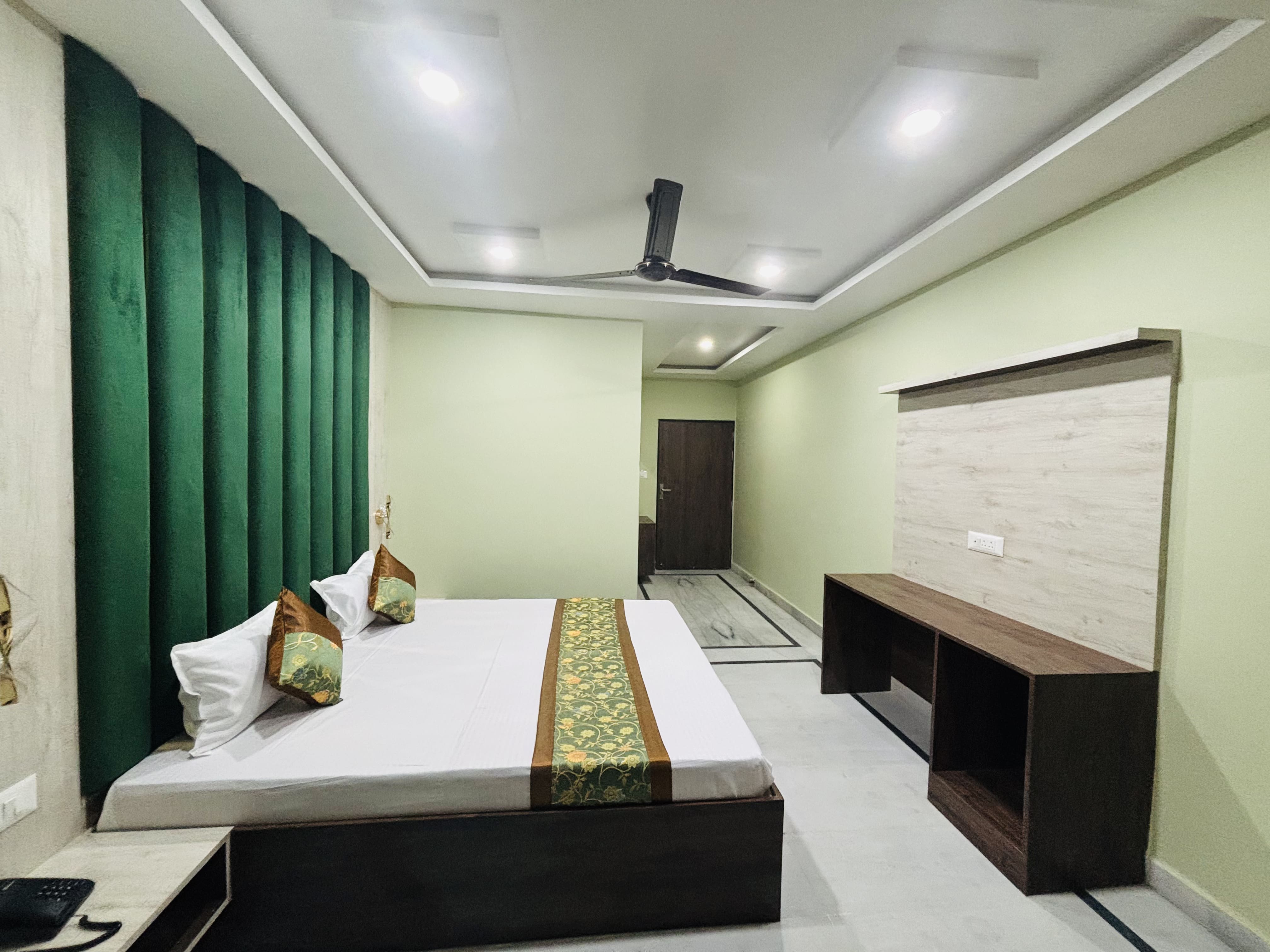 DELUXE ROOM